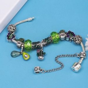 DIY Charm-Armband mit grünen Glasperlen, Kaktus-Anhängern und Schlangen-Gliederkette