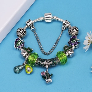 Schickes DIY-Charm-Armband mit Avocado- und Kaktus-Anhängern an einer Schlangenkette