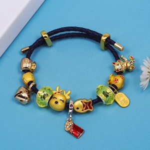 Bracelet tressé violet avec pendentifs dorés chat porte-bonheur et sac de fortune
