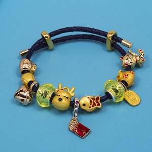 Bracelet tressé réglable avec breloques dorées comme le chat porte-bonheur et le koi