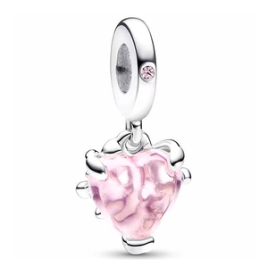 Pendente in argento con cristallo rosa a forma di cuore e anello lucido su sfondo bianco