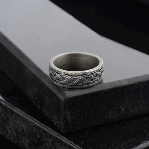Bague vintage en argent oxydé avec nœuds celtiques et bordure perlée texturée raffinée
