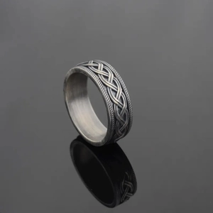 Vue détaillée d'une bague en argent vintage avec motifs celtiques et finition oxydée