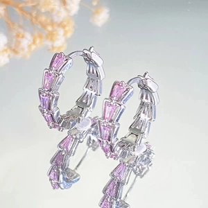 Boucles d'oreilles créoles en argent serties de zircons roses motif écailles de serpent