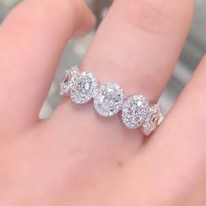 Elegante ring met vijf stenen halo met ovale zirkonia en micro-pavé in witgouden afwerking