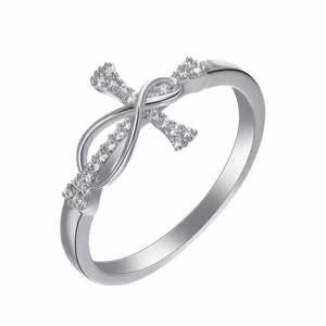 Minimalistischer silberner Mobius Ring mit poliertem Kreuz und funkelnden Zirkonia