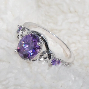 Eleganter Silberring mit ovalem lila Edelstein, gedrehtem Band und Krallenfassung