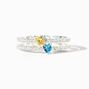 Zweilagiger silberner Ring mit herzförmigen gelben und blauen Steinen und Mikropave-Zirkonia