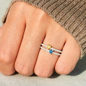 Zweilagiger Herzring aus Silber mit gelben und blauen Edelsteinen und Mikro-Pavee-Besatz