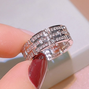 Anello a catena in argento con zirconi e maglie geometriche mostrato in un primo piano macro