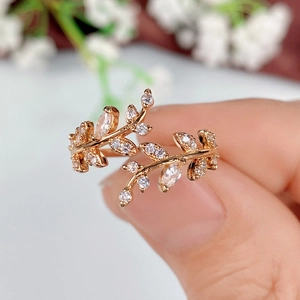 Macro di anello a foglia in oro rosa con zirconi bianchi e fascia regolabile