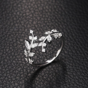 Dettaglio macro di anello a foglia in argento con zircone marquise e motivi di vite