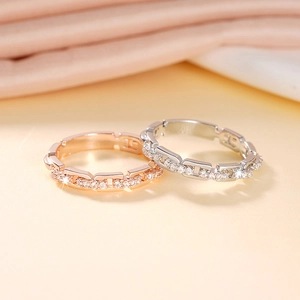 Detailansicht von Gliederkettenringen in Roségold und Silber mit Mikropave-Zirkonia
