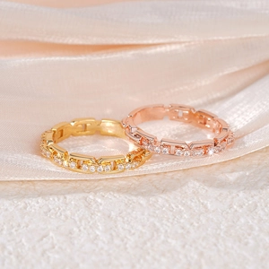 Detail von ineinandergreifenden Ringen in Gold und Roségold mit Zirkonia-Mikropavé