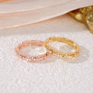 Makro-Detail von Gliederkettenringen mit Zirkonia-Besatz in Roségold und Gelbgold-Finish