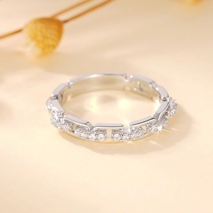 Nahaufnahme der silbernen Gliederkette Ring mit Zirkonia-Mikropavé und Politur