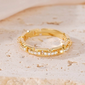 Goldring im Kettendesign mit Zirkonia-Mikropflasterung auf strukturiertem Stein
