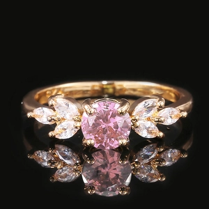 Macro de bague en or avec pierre rose ronde et accents de diamants de taille marquise