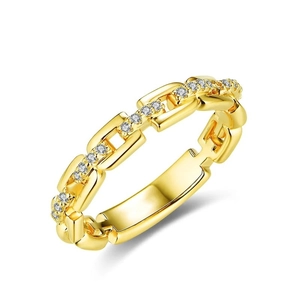 Makro-Detail des vergoldeten Kettenglied-Rings mit Zirkonia-Mikropflaster-Besatz