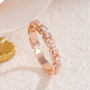 Makro-Detail des rosévergoldeten Kettenglied-Rings mit Zirkonia-Mikropavé-Besatz