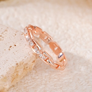Detailaufnahme des roségoldenen Kettenrings mit mikroverzierten Zirkonia-Steinen