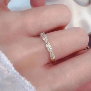Eleganter goldener gedrehter Ring mit funkelnder Zirkonia-Pavé-Fassung für Damen