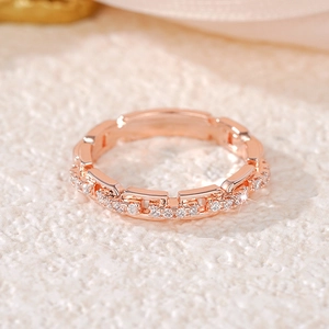 Makroaufnahme von Gliederkettenring in Roségold mit Zirkonia-Mikropavé-Besatz