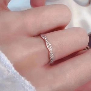 Detailansicht eines roségoldenen verdrehten Rings mit Mikro-Pavé-Zirkonia-Besatz