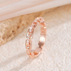 Makroaufnahme: Roségoldener Kettenglied-Ring mit Pavé-gefassten Zirkoniasteinen