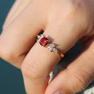 Bague en or exquise avec pierre rouge et design de feuilles avec accents de zircon blanc