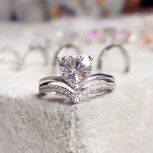 Luxurious silver crown heart ring with V-shaped pavé band and micro-inlaid zircon stones