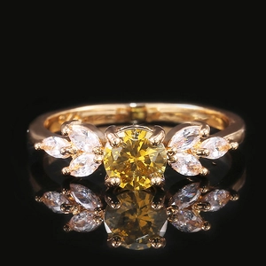 Bague élégante en or avec un grand zircon jaune et des accents taille marquise