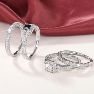 Détail de bagues de mariage en argent avec pierres carrées et sertissage pavé chic