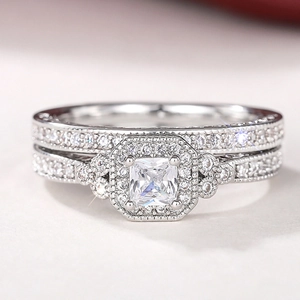 Vue détaillée d'un ensemble de deux alliances en argent avec oxyde de zirconium de taille princesse
