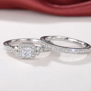 Gros plan d'un ensemble de bagues avec pierre taille princesse et zircons brillants