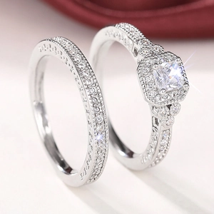 Détail d'un ensemble de bagues de mariage élégantes avec diamant carré et effet scintillant