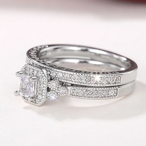 Vue macro de l'ensemble de bagues de mariage en argent avec pierre de coupe princesse