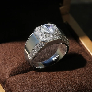 Macro-opname van herenring in zilver met vierkante zirkoon in bruine fluwelen doos