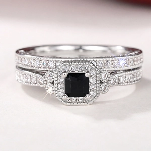 Vue macro d'un ensemble de bagues de mariage avec pierre noire carrée et pavé de cristaux