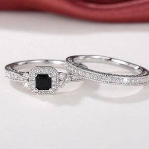 Vue macro détaillée de l'ensemble de bagues en argent avec pierre noire carrée et pavé