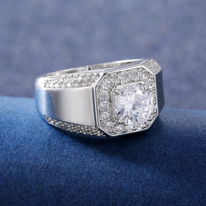 Luxe verzilverde herenring met ronde zirkoon en pavé-zetting op blauw fluweel
