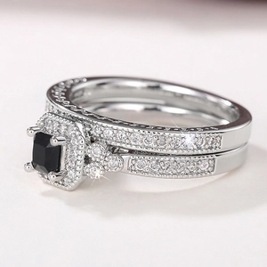 Ensemble de bagues de mariée avec pierre noire carrée et diamants pavés en argent