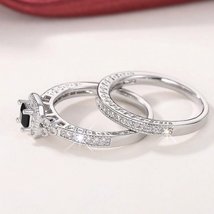 Détail macro de bagues de mariage en argent avec pierre noire carrée et pavé de diamants
