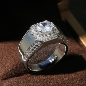 Luxe herenring in zilver met een grote ronde zirkonia in een vierkante zetting