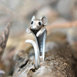 Retro vintage open mouse ring in antique silver finish with black bead eyes on wood