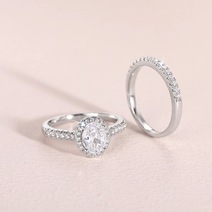 Nahaufnahme von silbernem Brautschmuck mit ovalem Haloring und passendem Pavé-Band