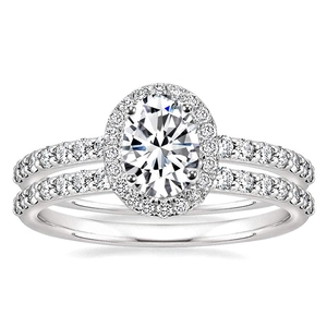 Elegantes Set aus Halo-Ring mit ovalem Schliff und passendem Pavé-Band in Silber