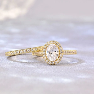 Elegantes Set aus goldenem Ring mit Ovalschliff und passendem Pavé-Ring für die Verlobung