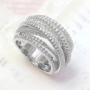 Bague multicouche croisée pour femme avec oxydes de zirconium et bandes au fini mat