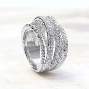 Vue latérale macro de la bague croisée argentée avec pavage de micro-zircons